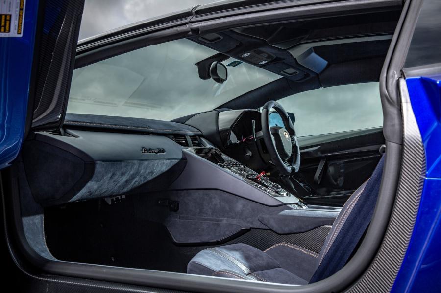 Интерьер Lamborghini Aventador SVJ Roadster 2019 года  (UK) (фото 3 из 4)